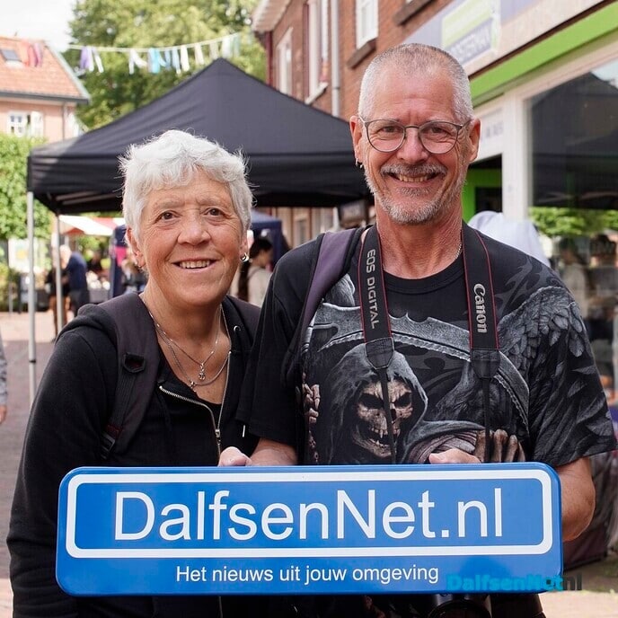 Foto’s met bordje DalfsenNet tijdens derde Blauwe Bogendag (deel 2) - Foto: Paul Scholten