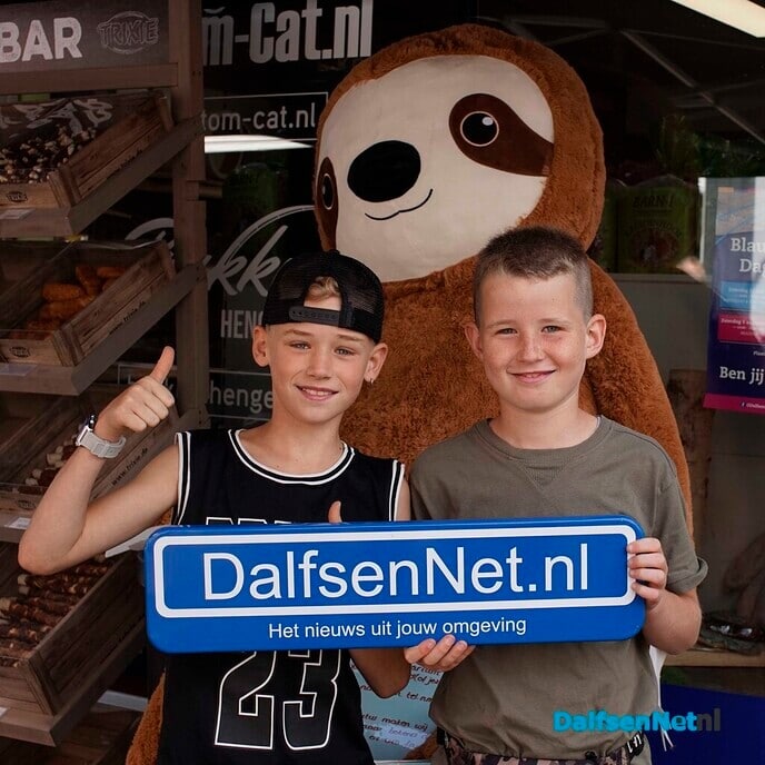 Foto’s met bordje DalfsenNet tijdens derde Blauwe Bogendag (deel 2) - Foto: Paul Scholten