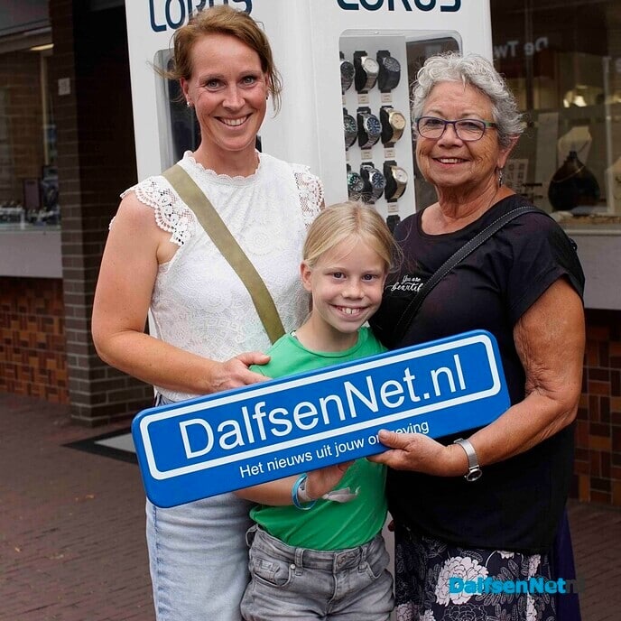 Drie keer foto met bordje DalfsenNet - Foto: Paul Scholten