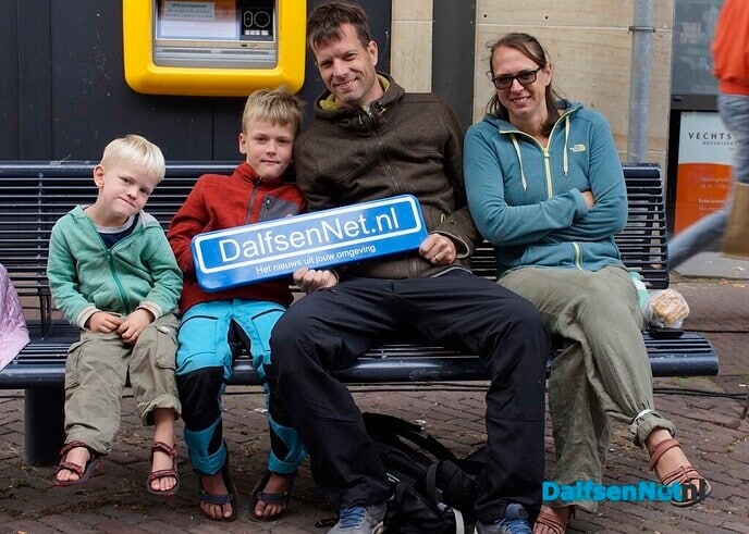Foto’s met bordje DalfsenNet tijdens derde Blauwe Bogendag (deel 2) - Foto: Paul Scholten