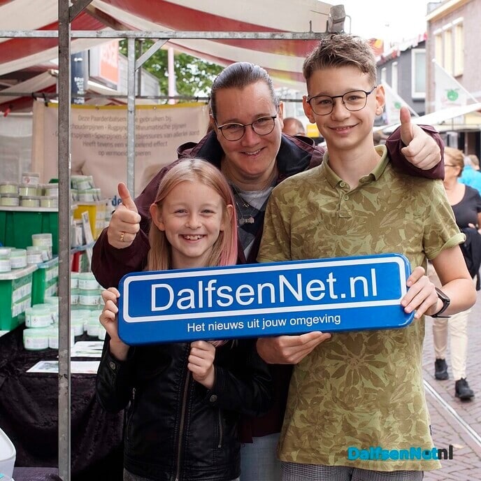 Foto’s met bordje DalfsenNet tijdens derde Blauwe Bogendag (deel 2) - Foto: Paul Scholten