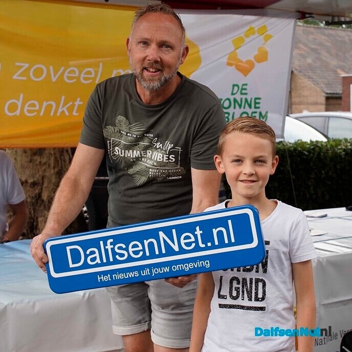 Foto’s met bordje DalfsenNet tijdens derde Blauwe Bogendag (deel 2) - Foto: Paul Scholten