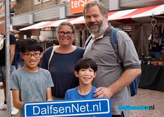 Foto’s met bordje DalfsenNet tijdens derde Blauwe Bogendag (deel 2) - Foto: Paul Scholten
