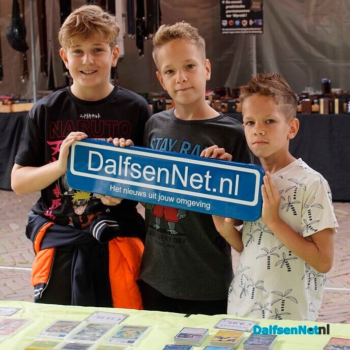 Foto’s met bordje DalfsenNet tijdens derde Blauwe Bogendag (deel 2) - Foto: Paul Scholten