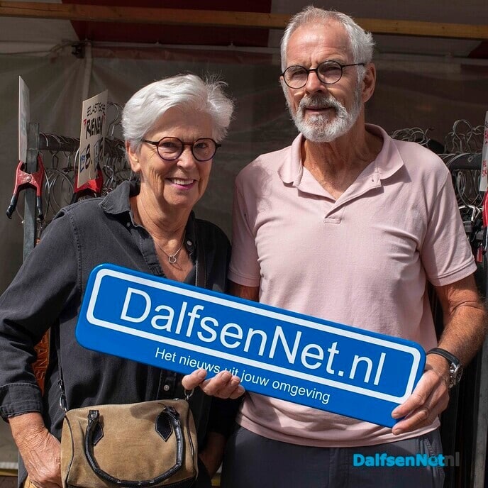 Foto’s met bordje DalfsenNet tijdens derde Blauwe Bogendag (deel 2) - Foto: Paul Scholten
