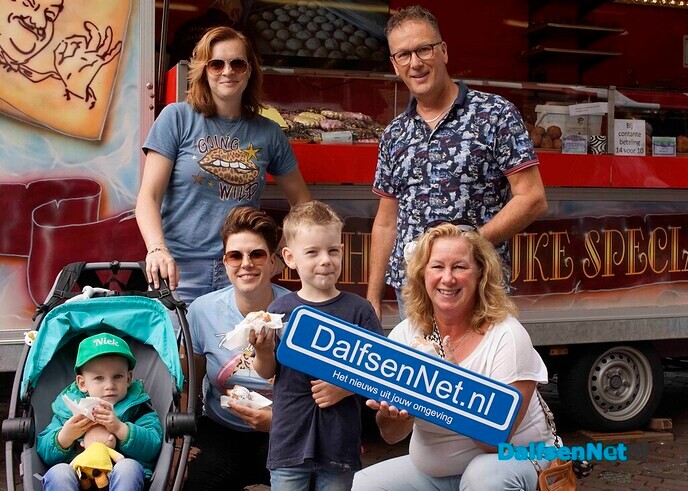 Foto’s met bordje DalfsenNet tijdens derde Blauwe Bogendag (deel 2) - Foto: Paul Scholten