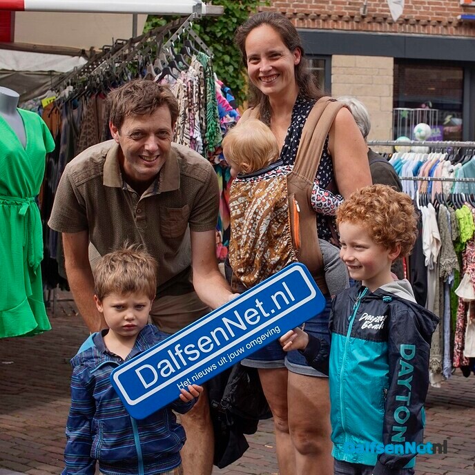 Foto’s met bordje DalfsenNet tijdens derde Blauwe Bogendag (deel 2) - Foto: Paul Scholten
