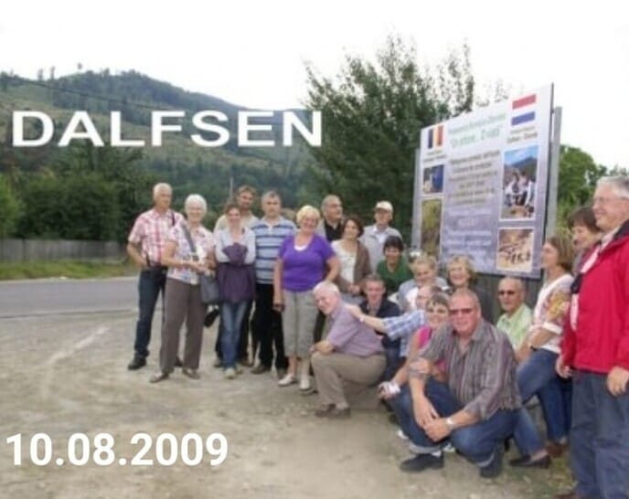 Groep vrijwilligers uit Dalfsen bij het bos op de Dalfserberg in Roemenië - Foto: Ingezonden foto