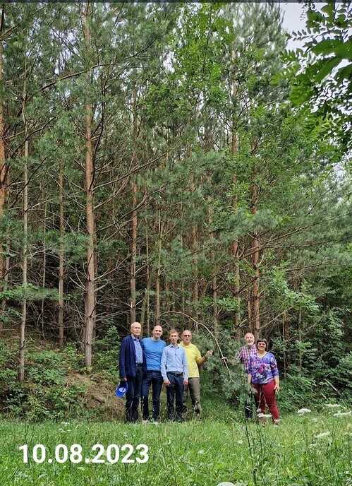 Groep vrijwilligers uit Dalfsen bij het bos op de Dalfserberg in Roemenië - Foto: Ingezonden foto