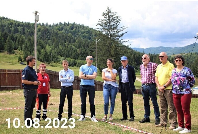 Groep vrijwilligers uit Dalfsen bij het bos op de Dalfserberg in Roemenië - Foto: Ingezonden foto