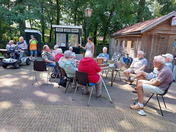 Scootmobilers naar Nieuwleusen - Foto: Ingezonden foto