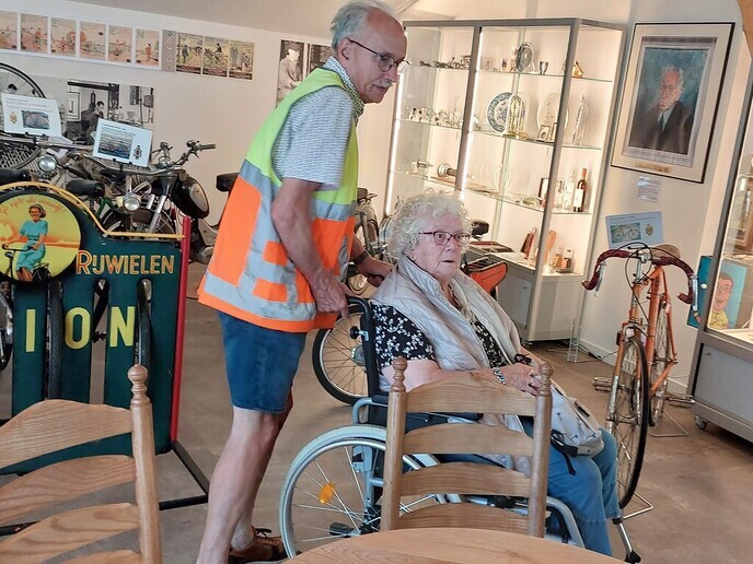 Scootmobilers naar Nieuwleusen - Foto: Ingezonden foto