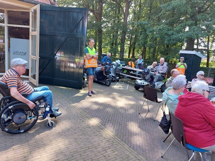 Scootmobilers naar Nieuwleusen - Foto: Ingezonden foto