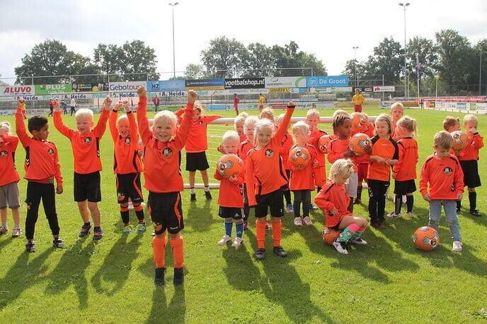 Gratis bal en voetbalshirt - Foto: Ingezonden foto