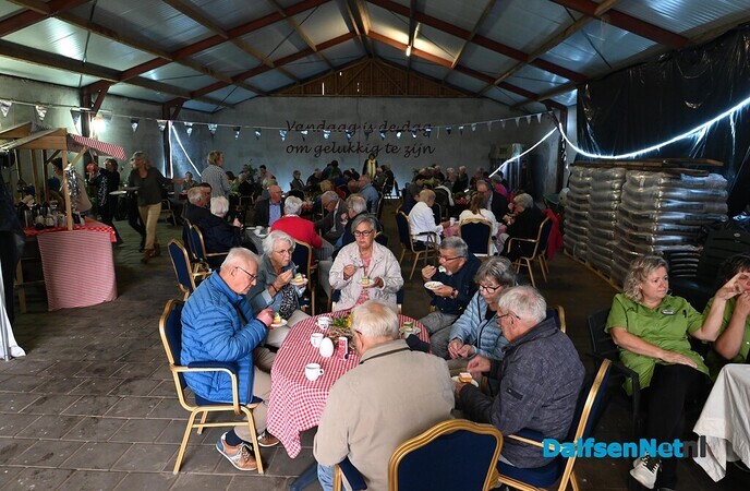 Zorgboerderij Damhoeve feestelijk in het nieuws  - Foto: Johan Bokma