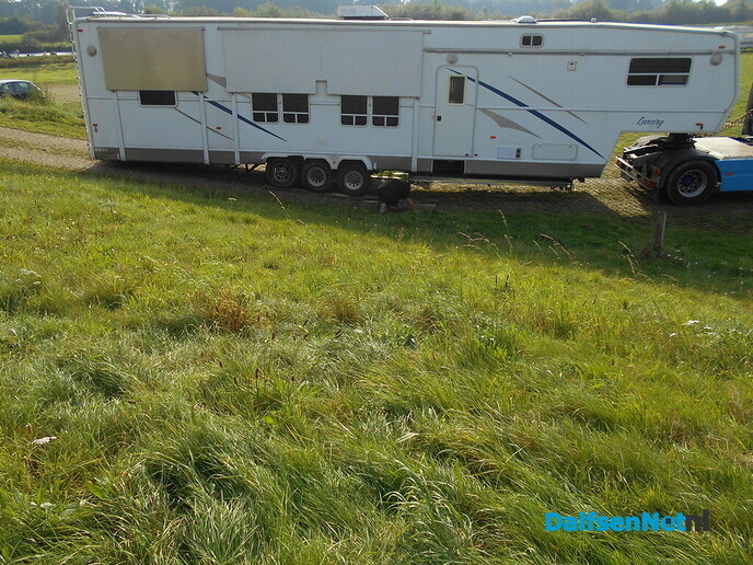 Lange circusvrachtwagen kwam klem te zitten