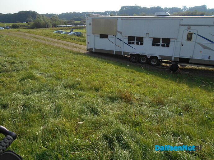 Lange circusvrachtwagen kwam klem te zitten