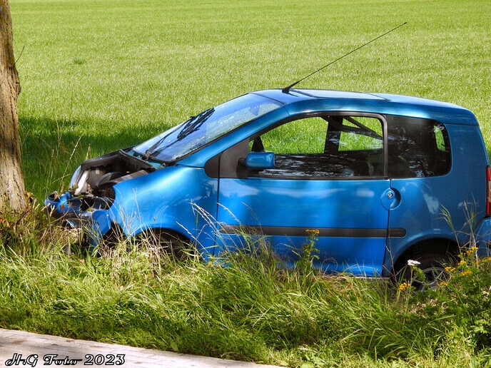 Brommobiel tegen boom Jachtlusterallee.