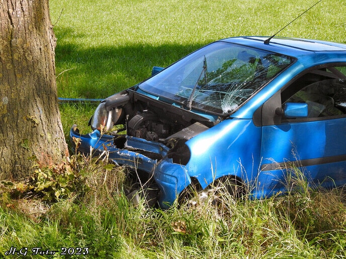 Brommobiel tegen boom Jachtlusterallee.