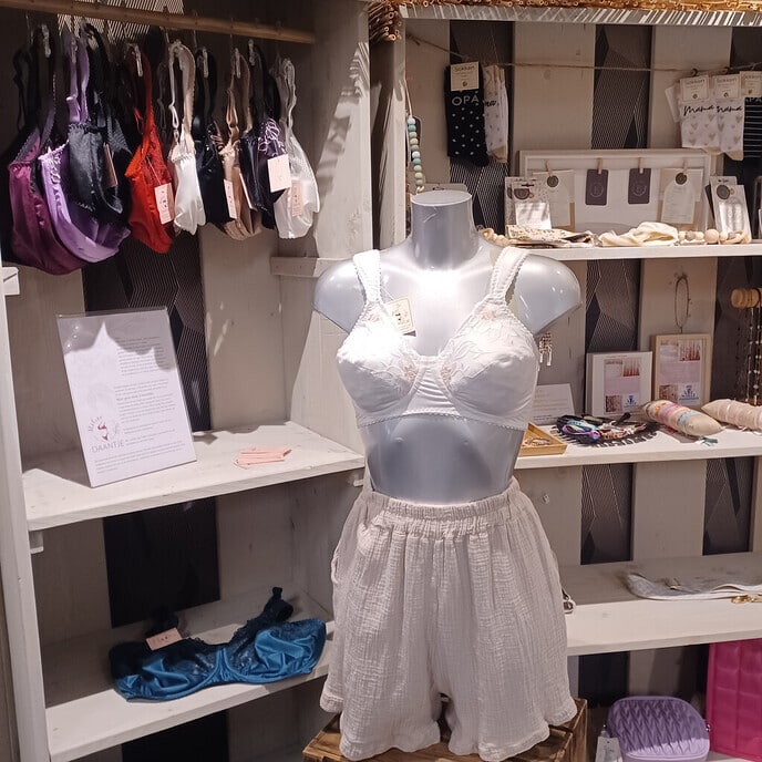 Vandaag (dinsdag 12 september) is Daniëlle Ogink van Atelier “Daantje” van 11.00 tot 14.00 uur bij ons in de winkel!!