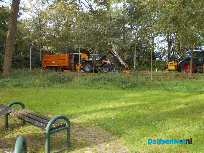 Optocht van grasmaaiers
