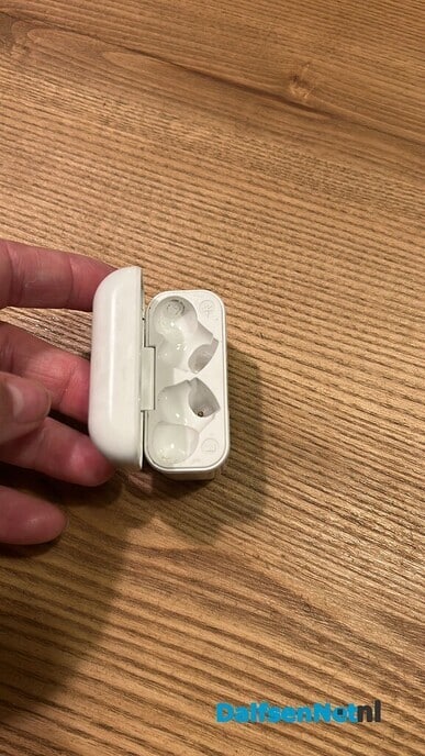 Iphone case voor oortjes gevonden - Foto: Ingezonden foto