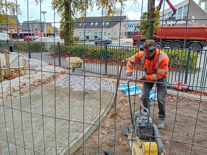 Herinrichting pleinen basisschool De Spiegel in volle gang - Foto: Ingezonden foto