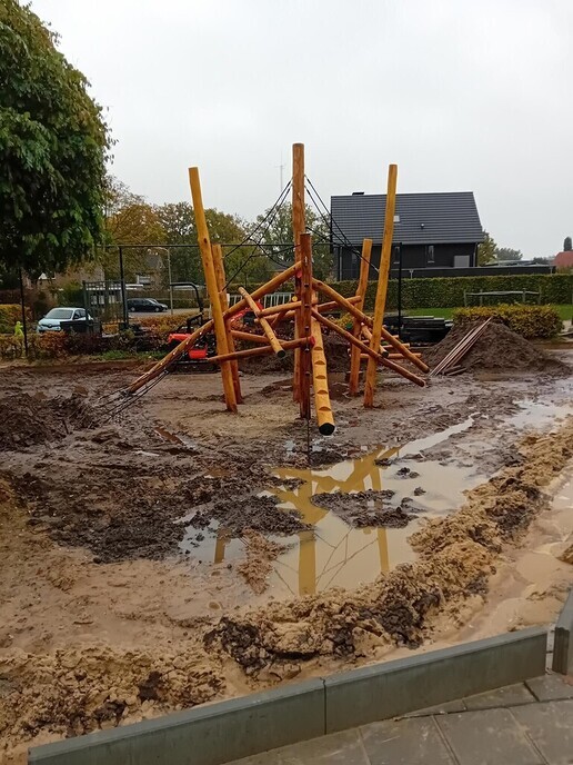 Herinrichting pleinen basisschool De Spiegel in volle gang - Foto: Ingezonden foto