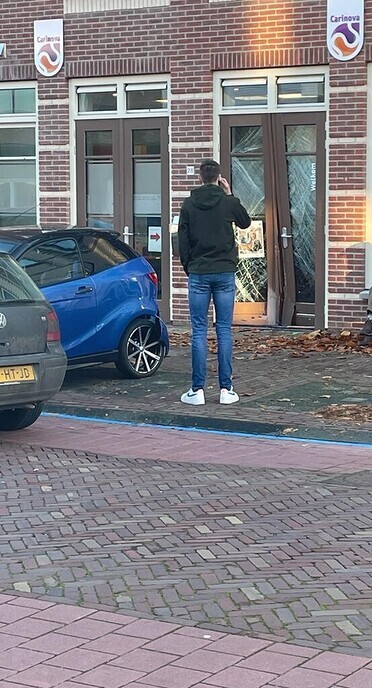 Deur Carinova zwaar beschadigd door aanrijding