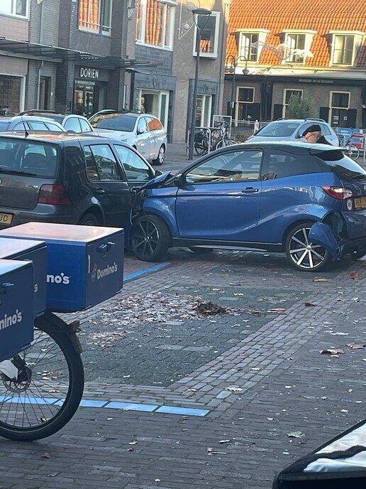 Deur Carinova zwaar beschadigd door aanrijding