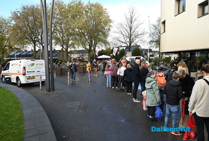 Honderden bezoekers tijdens Glutenvrije markt in de Trefkoele+ - Foto: Johan Bokma