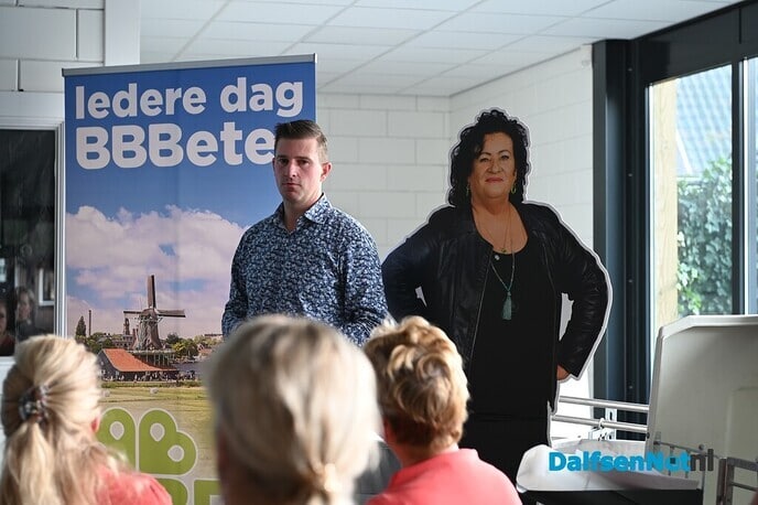 Cor Pierik op werkbezoek bij Melkveehouderij/Stalinrichtingen van Spijker - Foto: Johan Bokma