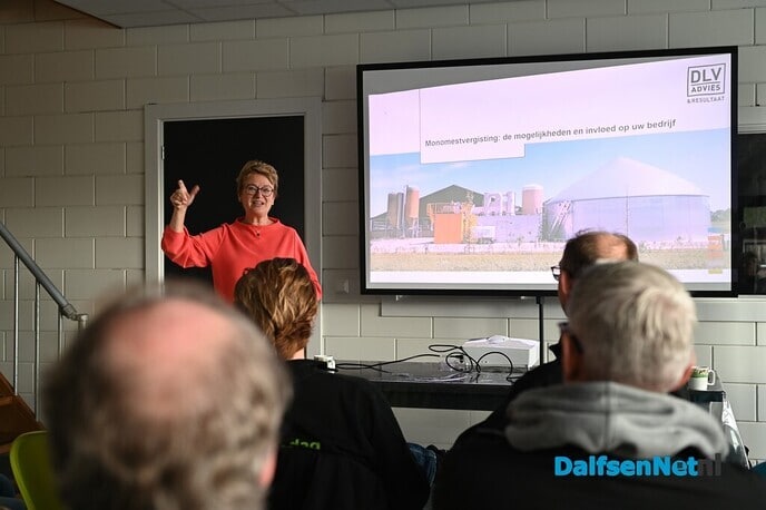 Cor Pierik op werkbezoek bij Melkveehouderij/Stalinrichtingen van Spijker - Foto: Johan Bokma
