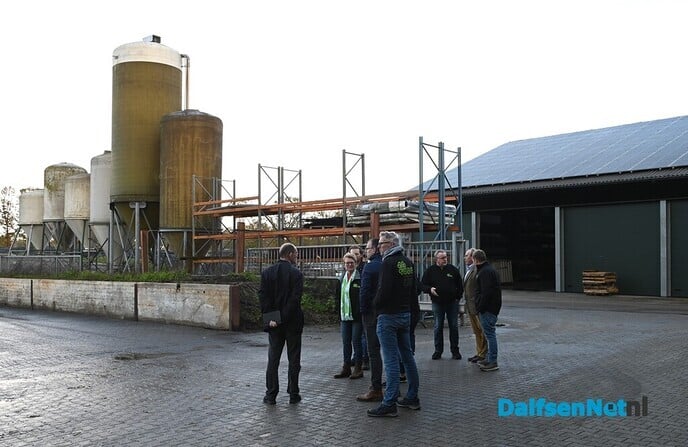 Cor Pierik op werkbezoek bij Melkveehouderij/Stalinrichtingen van Spijker - Foto: Johan Bokma