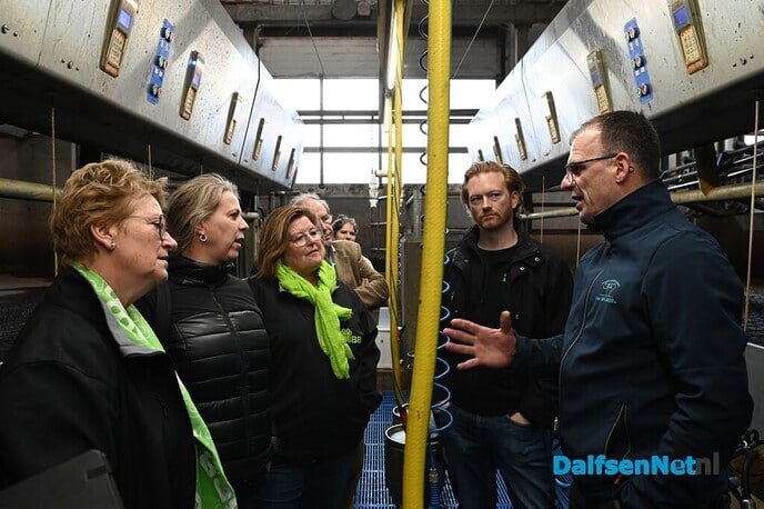 Cor Pierik op werkbezoek bij Melkveehouderij/Stalinrichtingen van Spijker - Foto: Johan Bokma