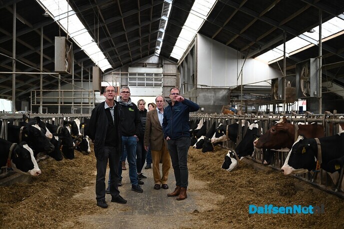 Cor Pierik op werkbezoek bij Melkveehouderij/Stalinrichtingen van Spijker - Foto: Johan Bokma