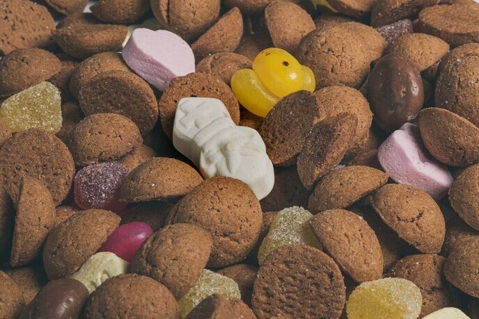 Wie komt er een kist vol Sintliedjes leeghalen in De Stoomfabriek?