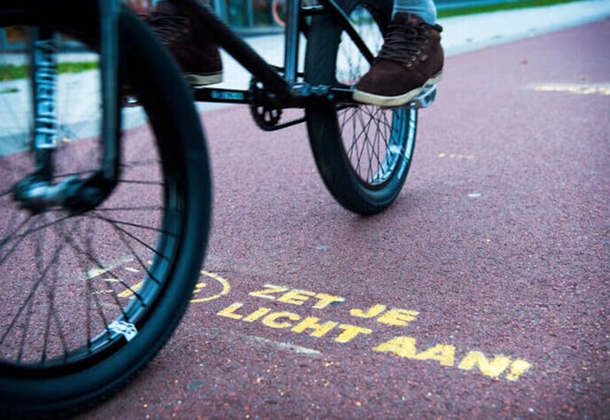 Kinderen licht aan op de fiets - Foto: Ingezonden foto