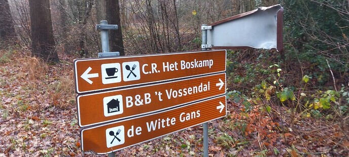Schade aan borden - Foto: Ingezonden foto