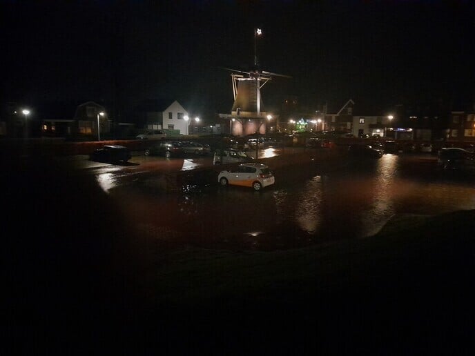 Hoog water parkeerplaats gemeentehuis - Foto: Ingezonden foto
