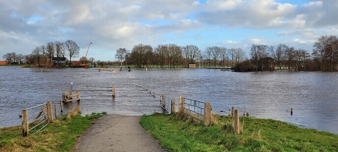 Ga niet zwemmen, recreatief varen of fietsen in het hoogwater - Foto: Ingezonden foto