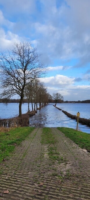 Ga niet zwemmen, recreatief varen of fietsen in het hoogwater - Foto: Ingezonden foto