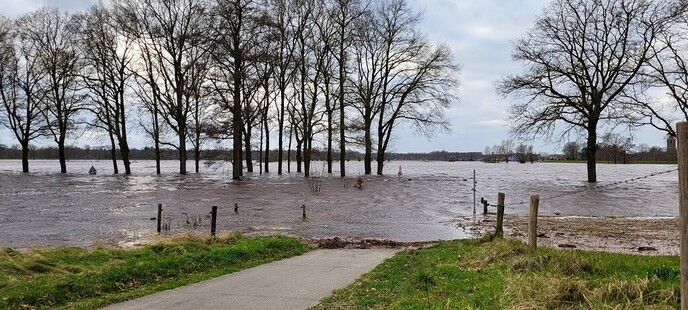 Ga niet zwemmen, recreatief varen of fietsen in het hoogwater - Foto: Ingezonden foto