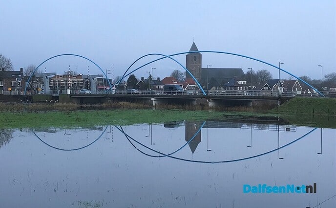 Al 6 blauwe bogen op de brug… - Foto: Willie uut Hessum