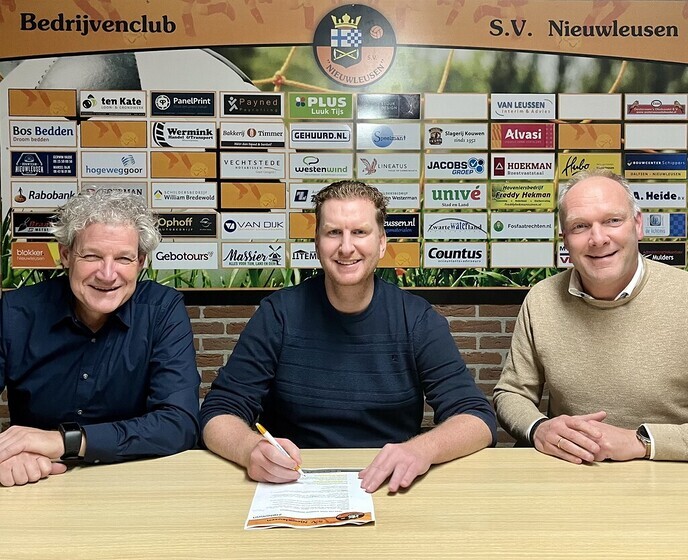 Jeroen Elzinga en S.V. Nieuwleusen verlengen samenwerking - Foto: Ingezonden foto