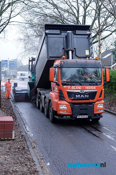 Fietssnelweg tussen Koesteeg en Polhaarweg vandaag geasfalteerd - Foto: Paul Scholten