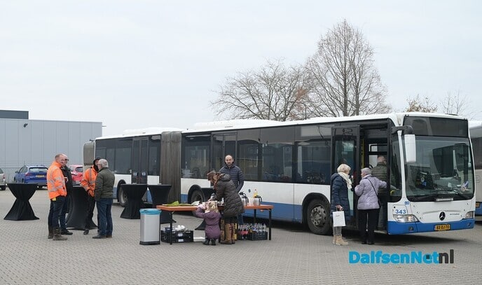Bussjeffeur Grotenhuis reikt zijn eerste boek uit aan buschauffeur Teeven - Foto: Johan Bokma