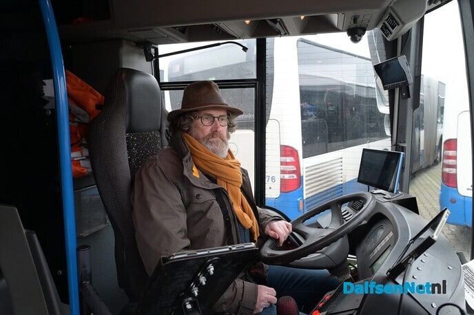 Bussjeffeur Grotenhuis reikt zijn eerste boek uit aan buschauffeur Teeven - Foto: Johan Bokma