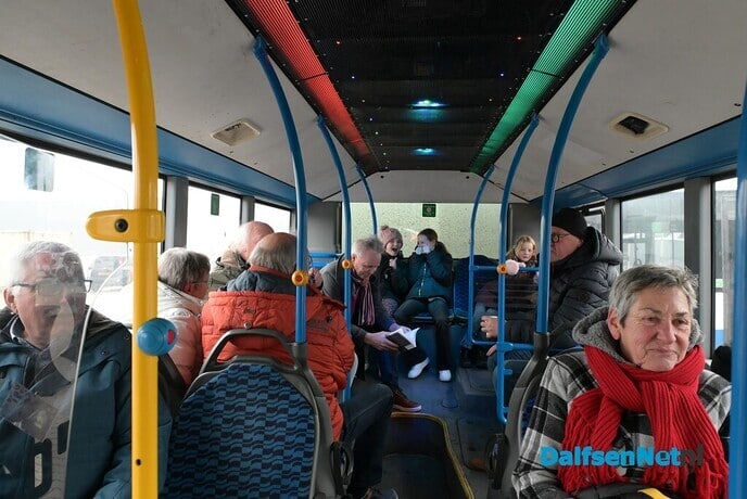 Bussjeffeur Grotenhuis reikt zijn eerste boek uit aan buschauffeur Teeven - Foto: Johan Bokma