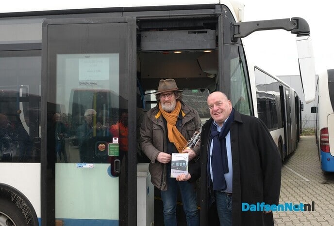 Bussjeffeur Grotenhuis reikt zijn eerste boek uit aan buschauffeur Teeven - Foto: Johan Bokma